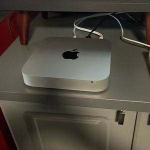 Mac mini (late 2014). 1.4ghz intel core i5. 4gb ram 500gb hd
